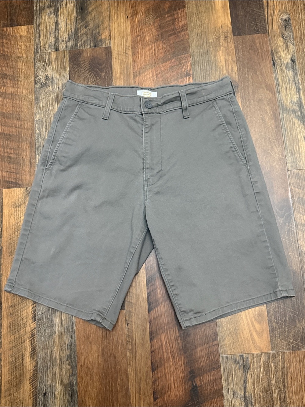 Signature by Levi Strauss Gold Chino Shorts Men’s 30 Gray Stretch Casual